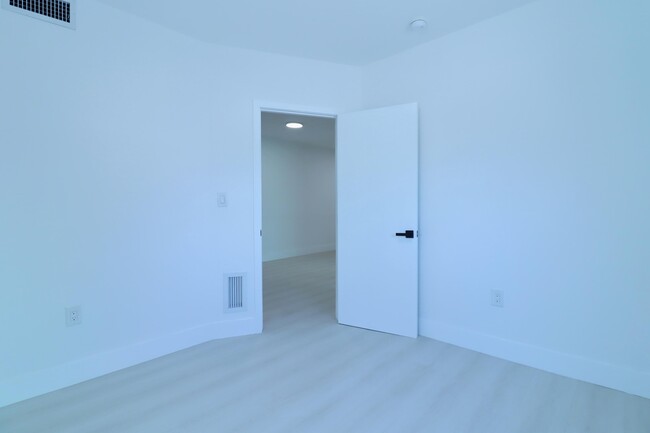 Building Photo - 1814 NW 2nd Ct