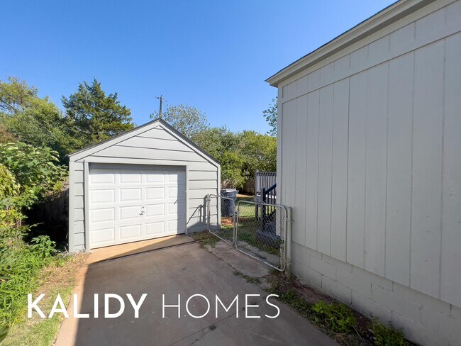 Building Photo - 3504 N Westmont St