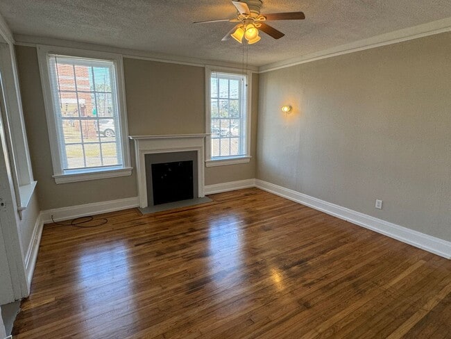 Building Photo - Spacious 3 Bedroom/1 Bath Conveniently Located!