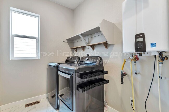 Building Photo - 4751 Ambrose Pl