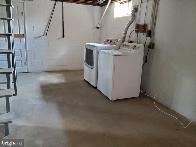 Building Photo - 326 Wellham Ave