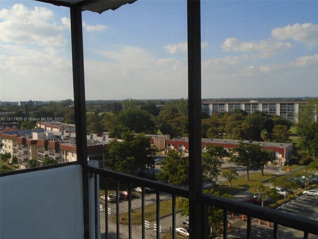 Building Photo - 4174 Inverrary Dr