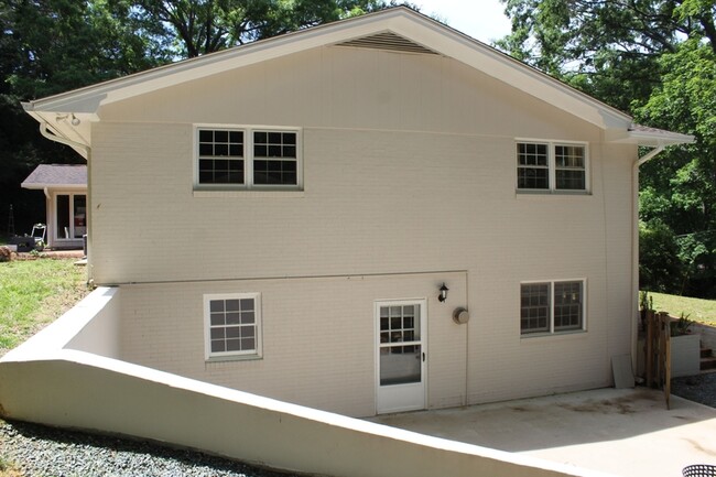 Building Photo - 714 Bradley Rd