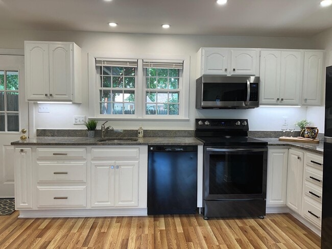 Building Photo - 411 Hampton Ct