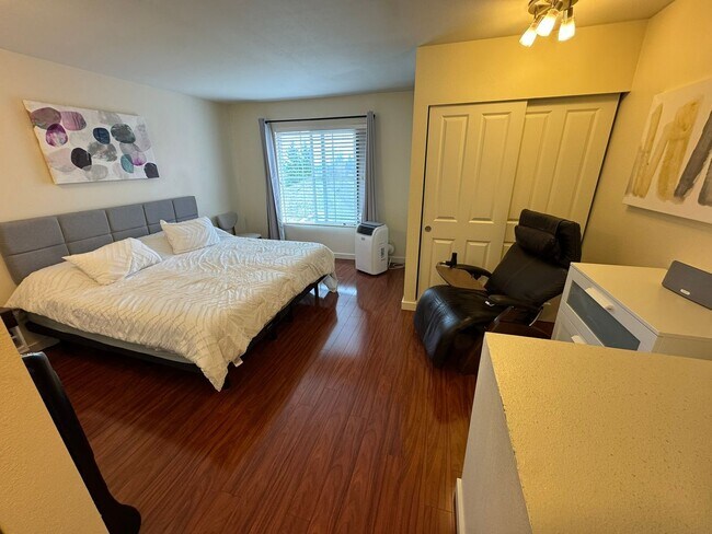 Building Photo - 2Bd/2.5Ba Bellevue Townhouse