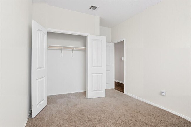 Building Photo - 909 Vogel Dr