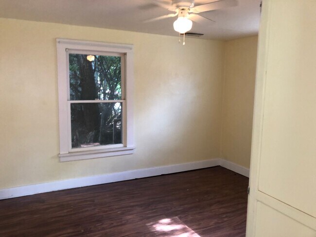 Building Photo - ALL UTILITIES INCLUDED - ONE BLOCK FROM UN...