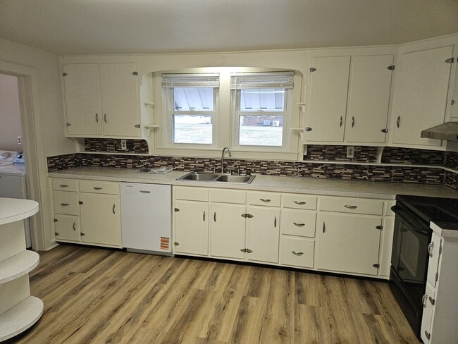 Building Photo - 513 E Baltimore St