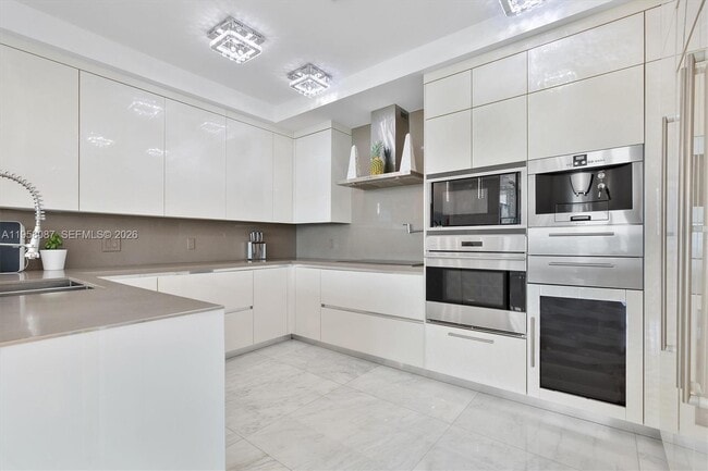 Building Photo - 17475 Collins Ave