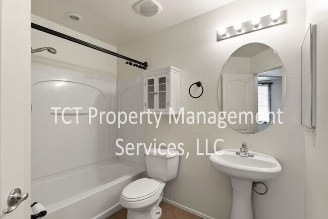 Building Photo - Freshly Updated Townhouse in Gilbert!