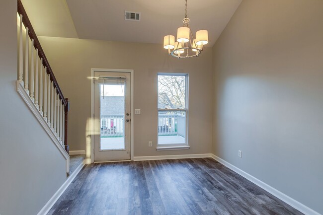 Building Photo - Immaculate & move-in ready townhouse locat...