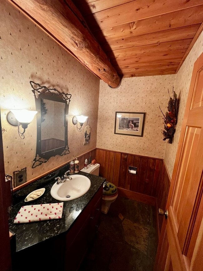 Building Photo - Fully Furnished Cabin Available - 10 Minut...