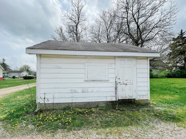 Building Photo - Pet-Friendly 2 Bedroom Home Near Downtown Muncie! W/D Hookups!