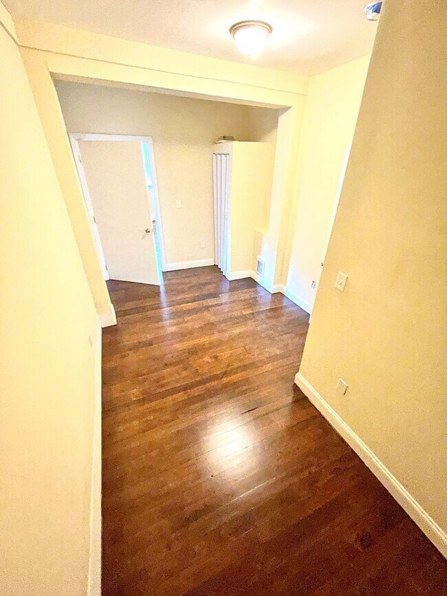 Building Photo - 1015 W Main St