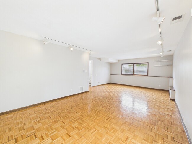 Building Photo - 4360 Mumford Dr