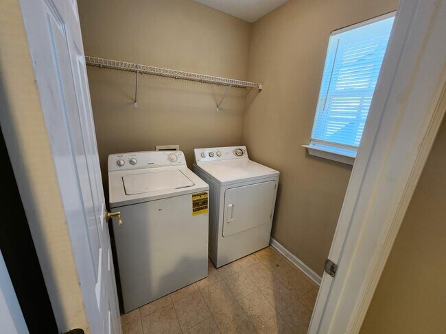 Building Photo - 1594 Overview Cir SW