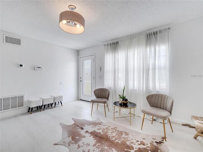 Building Photo - 4754 Lake Shore Dr