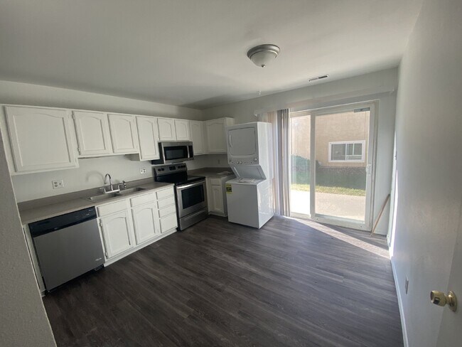 Building Photo - "Charming 2-Bedroom Retreat in Colorado Sp...