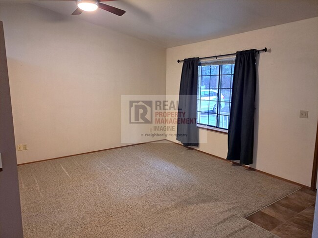 Building Photo - Check out this adorable 2.0 bedroom, 2.0 b...