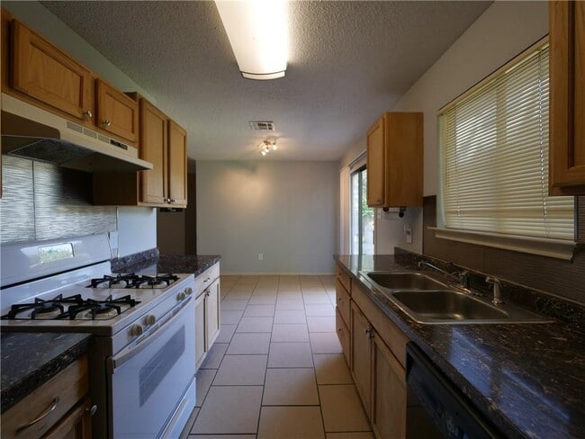 Building Photo - 800 Live Oak Dr