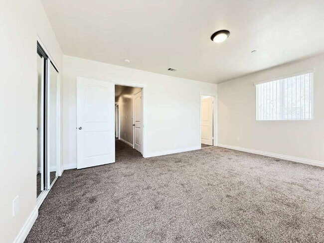 Building Photo - 116 W 50th St