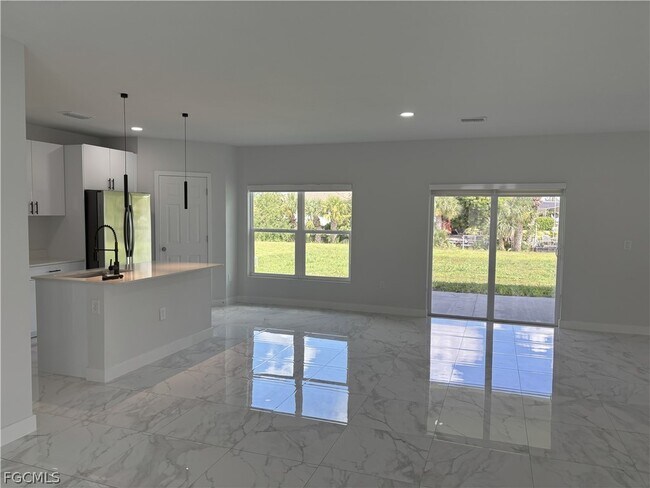 Building Photo - 825 Porter St E