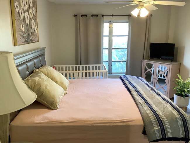 Building Photo - 4174 Inverrary Dr