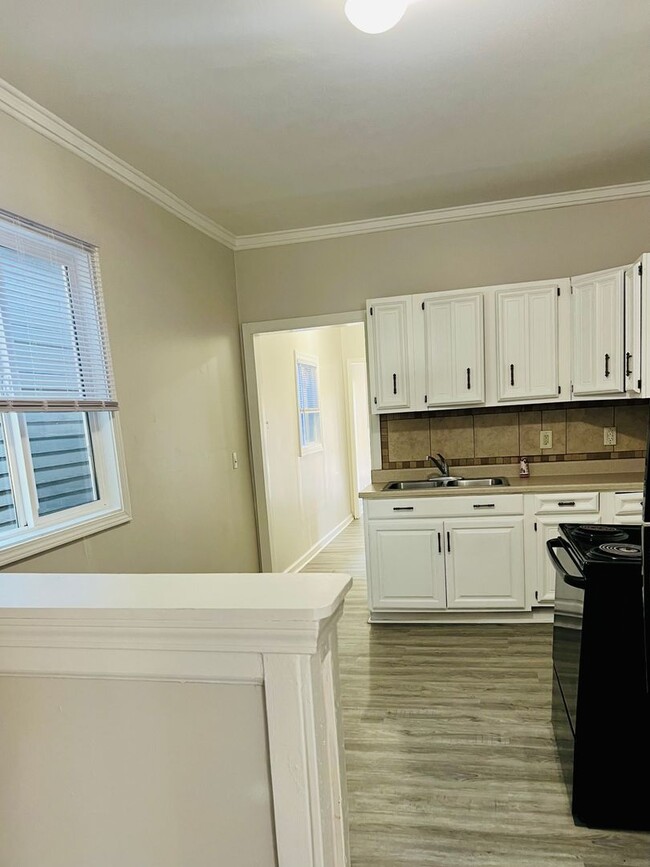 Building Photo - Newly remodeled 3 bedroom home in West Lou...