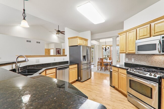 Building Photo - 9621 Shadow Wood Dr