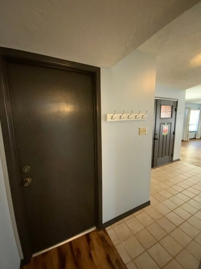 Building Photo - 3 Bedroom Single Story Home Available Near...