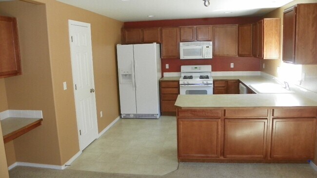 Building Photo - SW Bend House Near the Old Mill District, 4 Bdrms, 2.5 baths, A/C, Office/den, Dbl. Garage