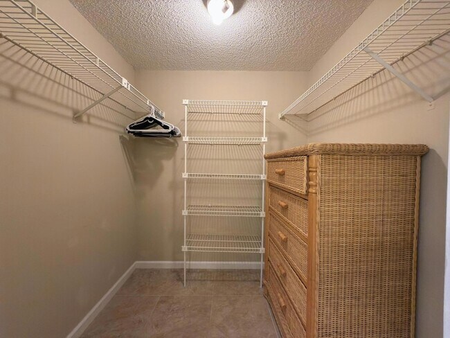 Building Photo - 700 Uno Lago Dr