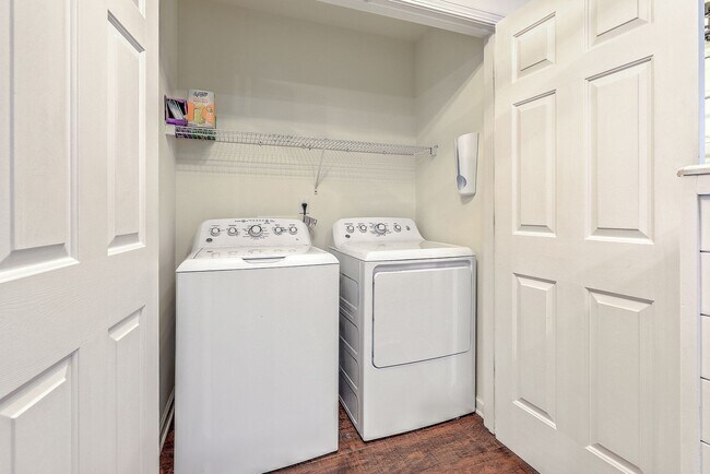 Building Photo - Charming 3-Bedroom Townhome in Summer Wood...