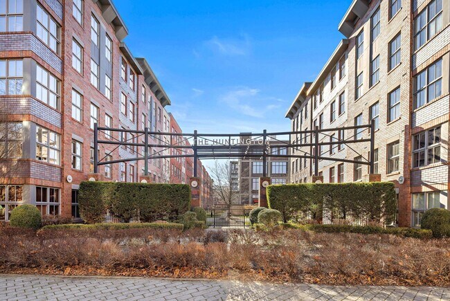Building Photo - 812 Grand St