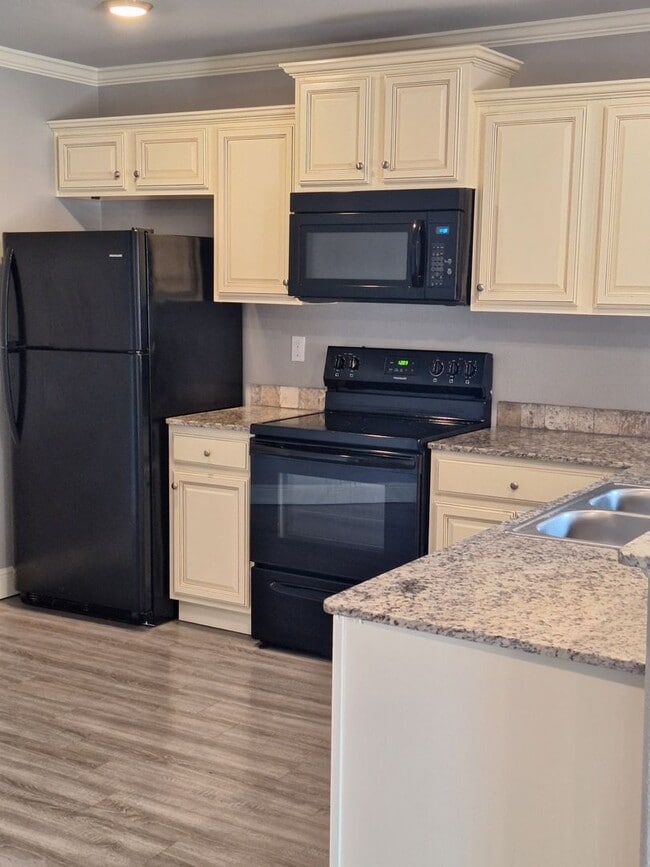 Building Photo - 3 bedroom Duplex with move in special