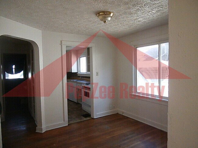 Building Photo - 727 W Fairview Ave