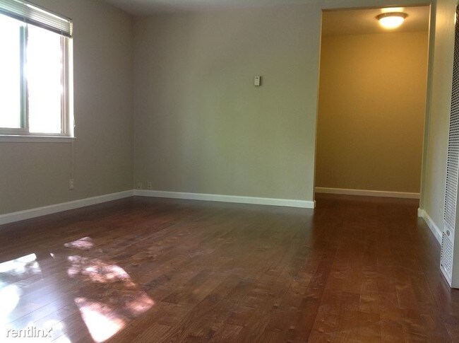 Building Photo - 660 Roble Ave