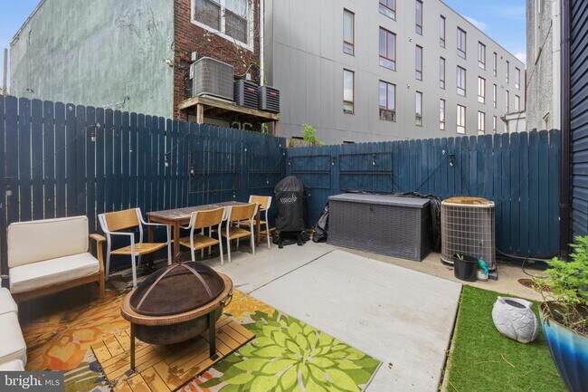 Building Photo - 2568 Collins St