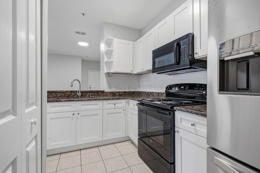 Building Photo - 5511 Legacy Crescent Pl