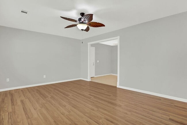 Building Photo - 3 bedroom 1.5 bath home