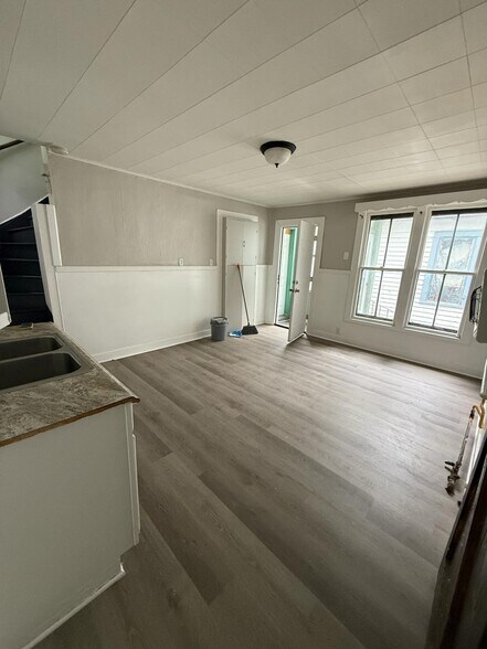 Building Photo - 701 Perry St