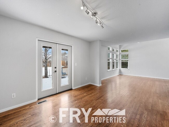 Building Photo - Great Townhome Near the Foothills