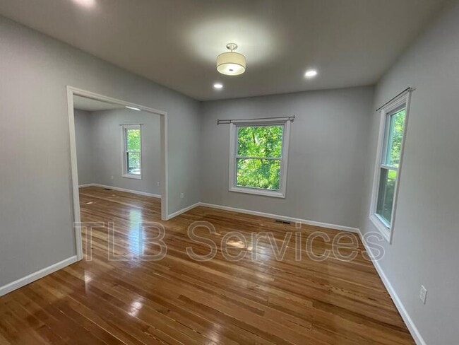 Building Photo - 402 Electric St