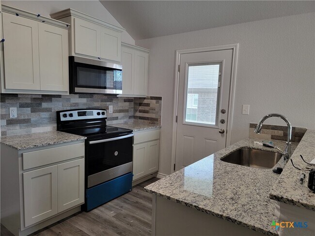 Building Photo - 122 Wind Ridge Dr
