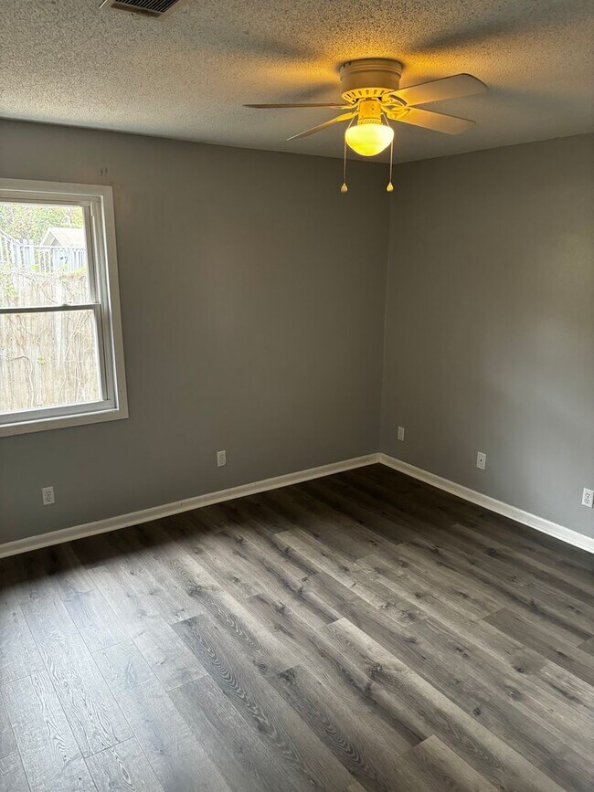 Building Photo - 1042 Live Oak Dr