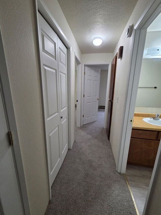 Building Photo - 2 Bed/1 Bath Apartment in NE Bend - Wichita Way