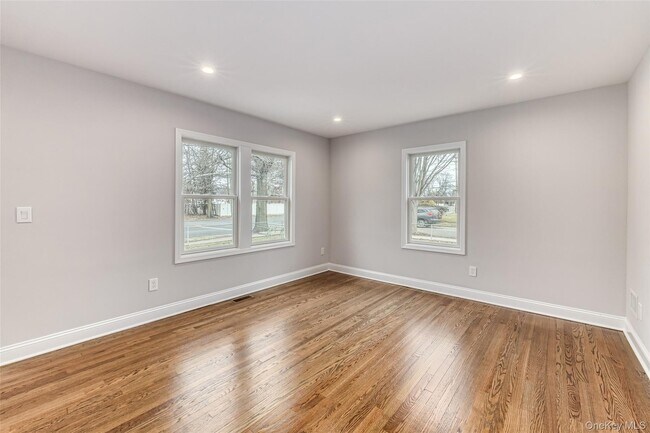 Building Photo - 479 Woodbury Rd