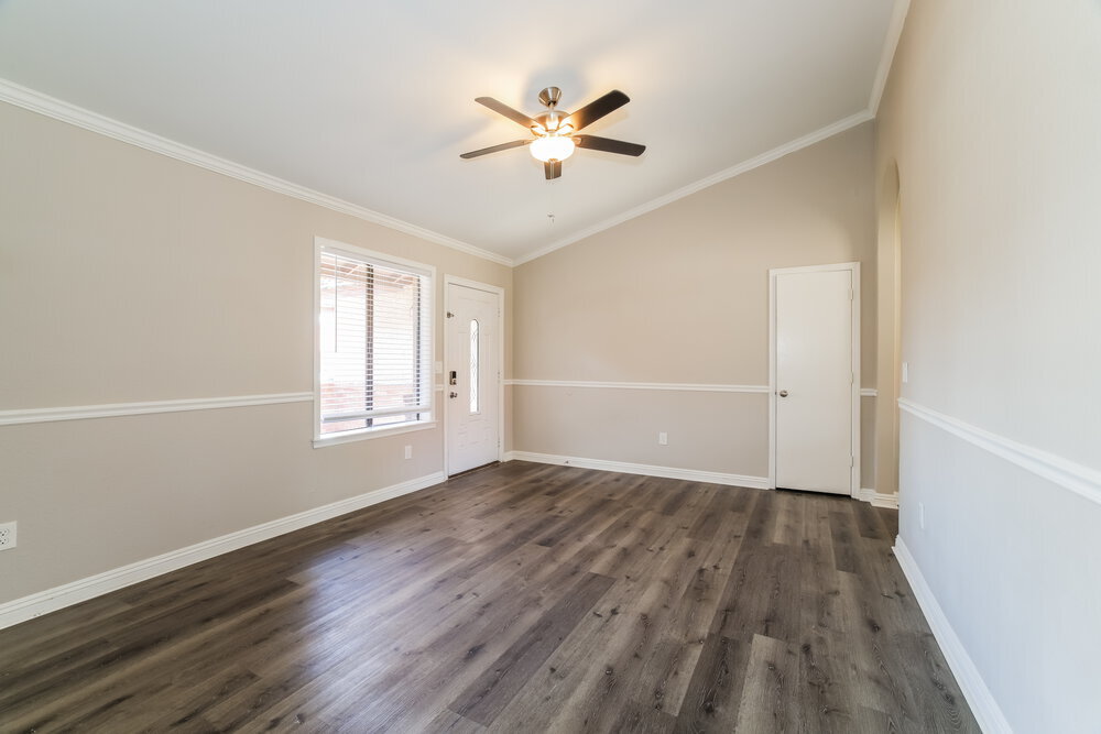 Building Photo - 440 E San Pedro Ave