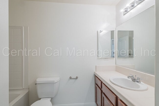 Building Photo - 4 Bedroom/2 Bath Home in Desired Southwest...