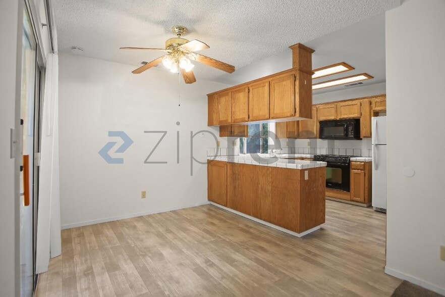 Building Photo - 8665 N Cedar Ave